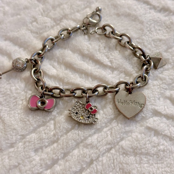 Hello Kitty charm bracelet - Picture 1 of 2